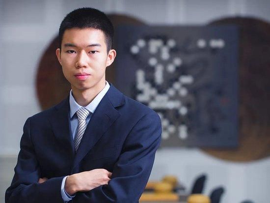宇宙最强变种人凤凰黑化来袭，X战警阵营割裂陷入内讧，生死之战一触即发！此次;勇敢者游戏的世界同时面临升级与失控，对于勇敢者们正可谓危险重重难度重重，堪称系列之最